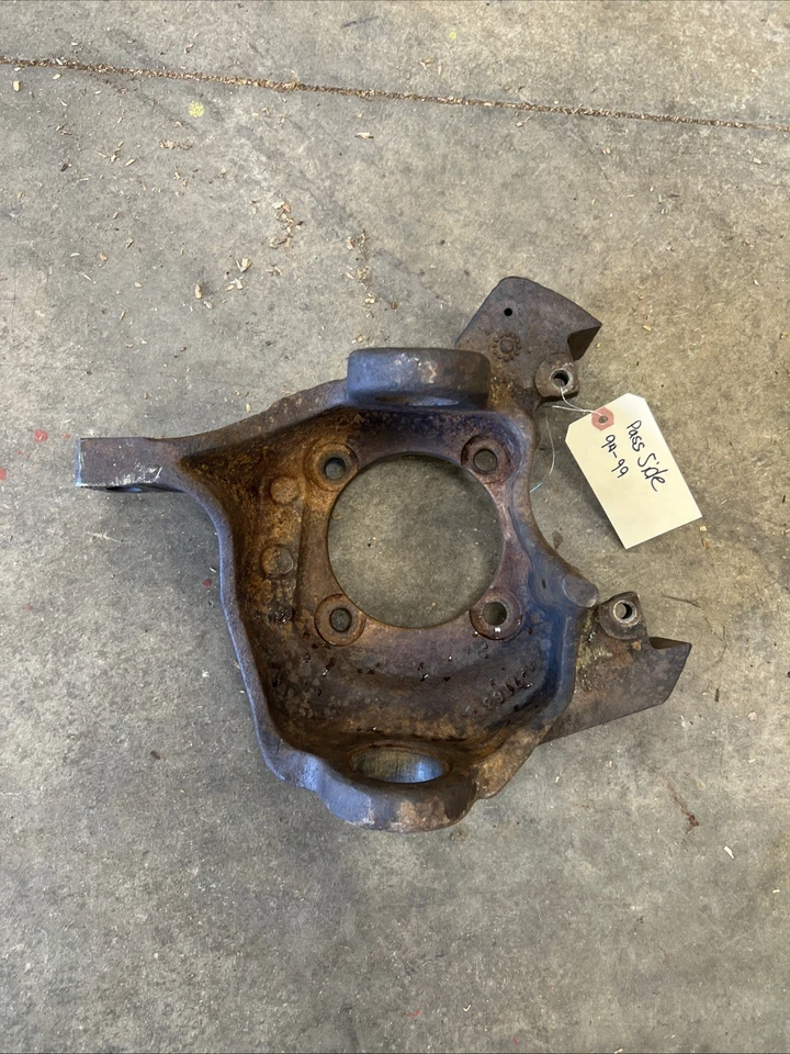 Dodge RAM 2500 3500 94-99 Dana 60 Right Passengers Side Steering Knuckle Cummins - Image 2 of 4