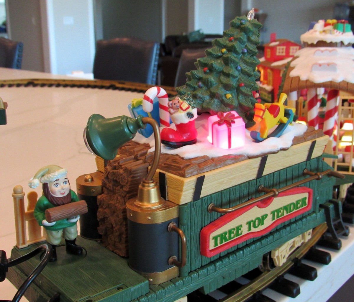 The HOLIDAY EXPRESS Animated Christmas Train Set #380 LE New