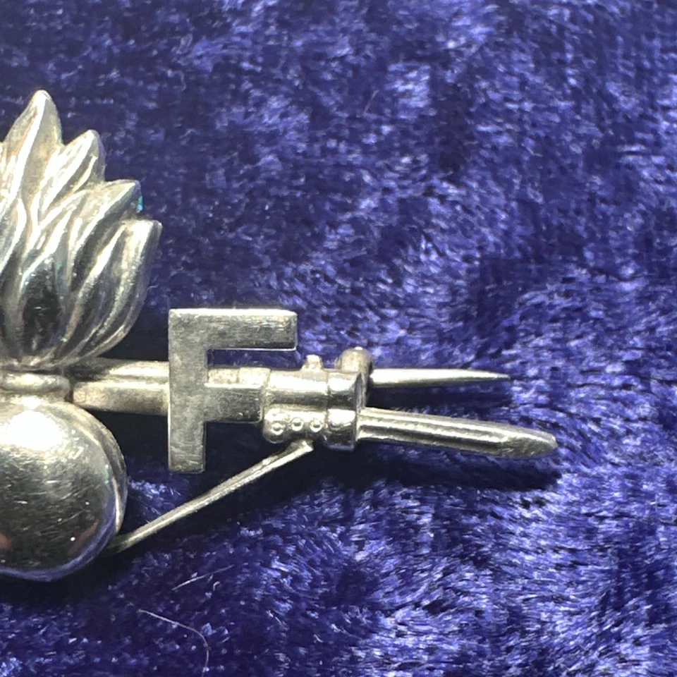 Broche insignia de novia de plata esterlina de fusileros reales antiguos de la Segunda Guerra Mundial. Foto 3 de 4
