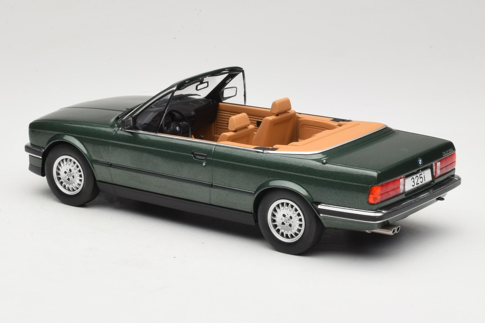 MCG18545 BMW 325i E30 Green Cabriolet MCG 1:18