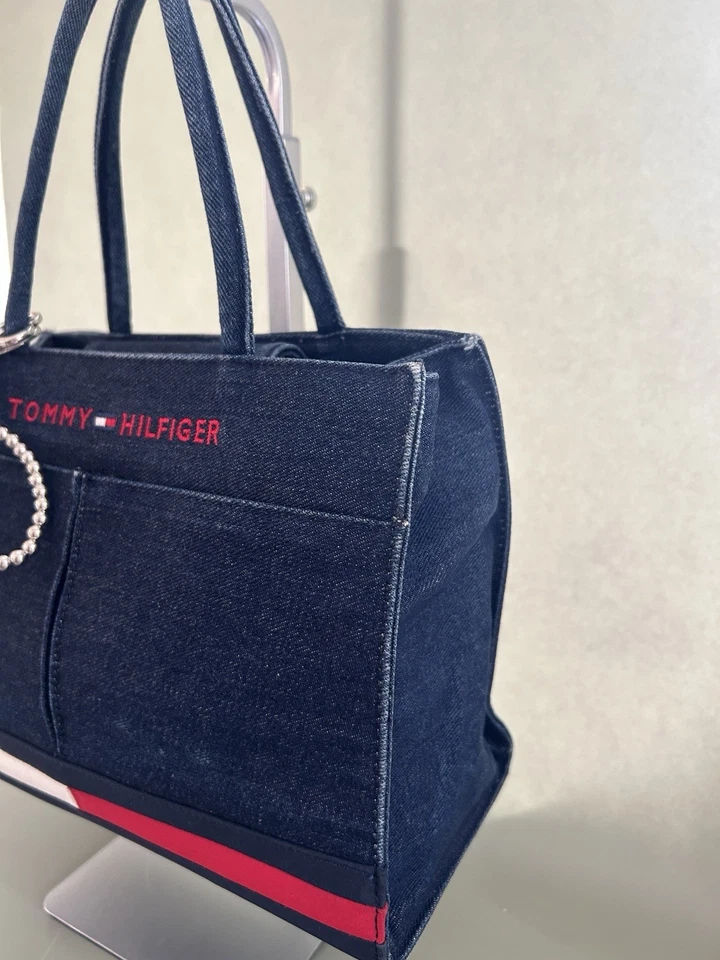 Mini bolsa tote vintage rara Tommy Hilfiger denim com berloque de arco prata Y2K - Imagem 2 de 4