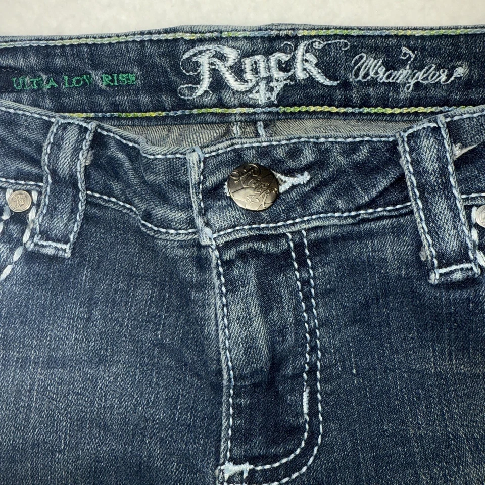 Pantalones de mezclilla Rock 47 Wrangler para mujer 27x32 corte boot tiro ultra bajo bordados WHX14LD Foto 4 de 4