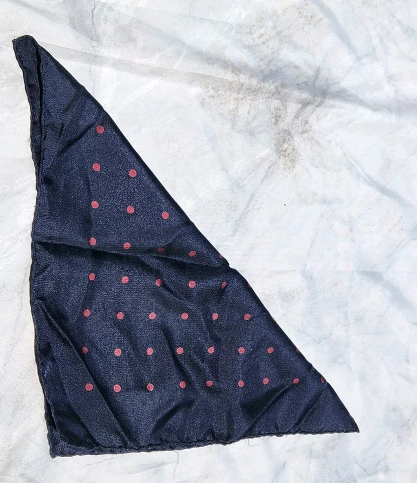 Elegante bolso quadrado de seda tecido azul com pequenas bolinhas rosa feitas à mão na Itália - Imagem 3 de 3