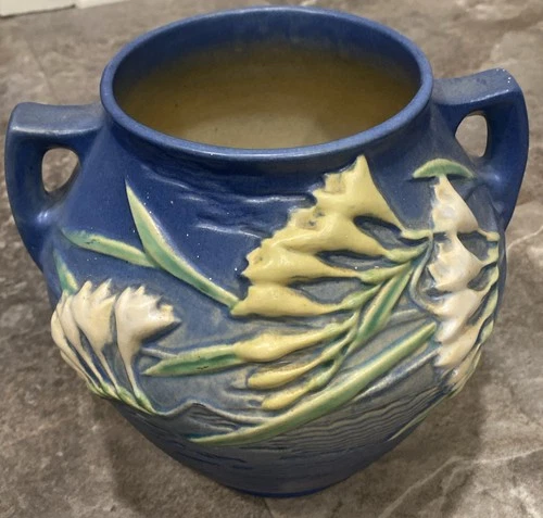 Vintage ROSEVILLE USA ART PLANTER Pottery Vase Blue Freesia Jardiniere
