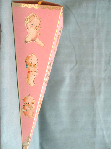 1981 Merrimack triangular embossed w/ Kewpies gift box - Picture 2 of 8