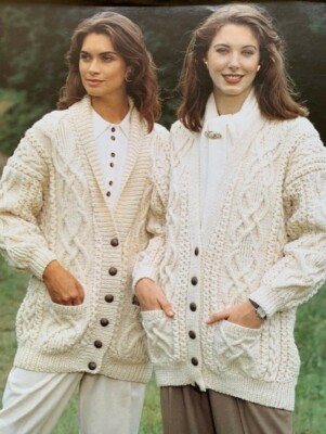 Strickmuster Damen Aran Schalkragen Jacke und V-Ausschnitt Strickjacke 30 bis 40