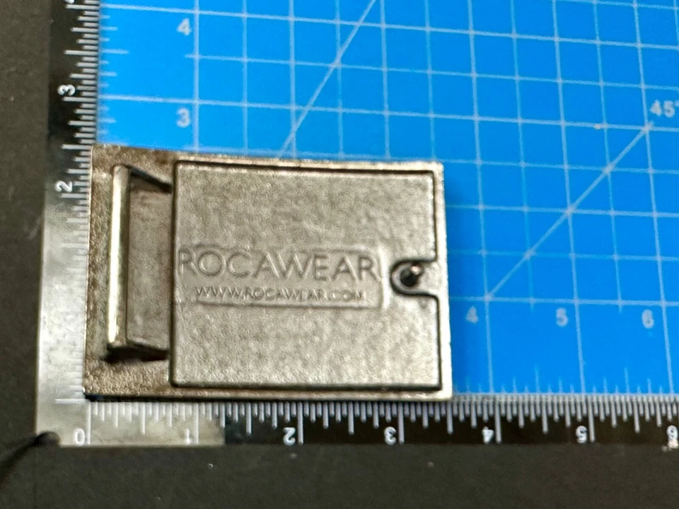 R+? Hebilla de cinturón rectangular tono plata logotipo desconocido de Rocawear Foto 4 de 4