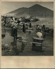 Foto de prensa 1964 lavandería lavar ropa en Chimbote, Perú - lrx66916
