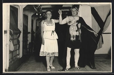 Foto-AK Paar im Faschingskostüm als Römer verkleidet - Bild 1 von 2