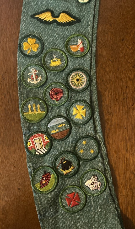 VINTAGE GIRL SCOUT UNIFORM SASH WITH PATCHES, PINS AND BADGES eBay