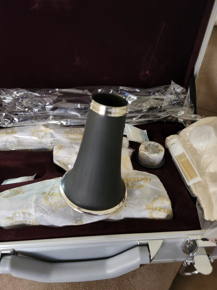 Clarinete Suzuki Musique Bb con estuche nuevo Foto 2 de 4