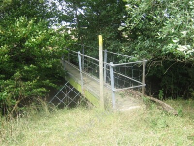 Foto 6x4 Eine weitere Fußgängerbrücke über den Fluss Beult Wissenden Diese Brücke steht um 2009