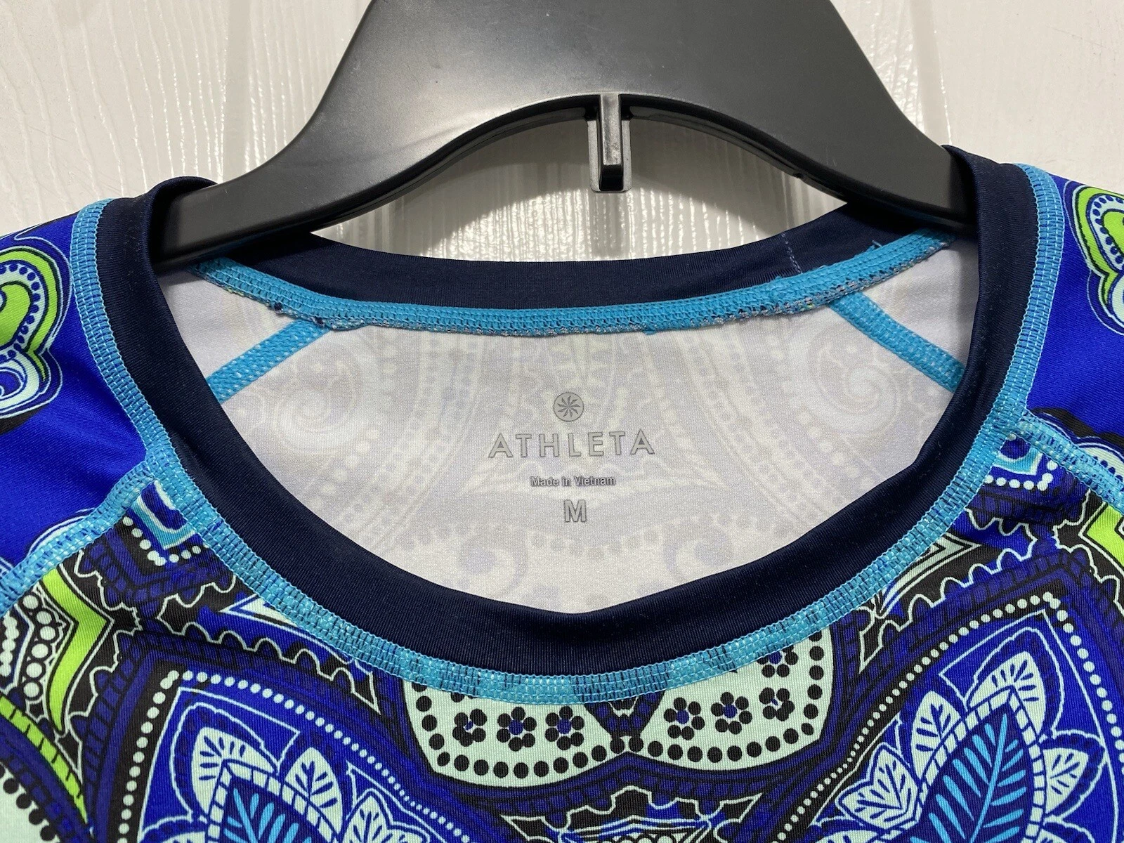 athleta runaway ls wicking run paisley thumbholes shirt