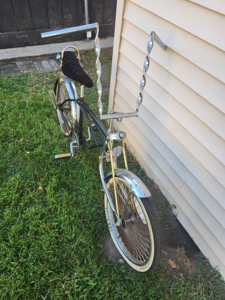 Bicicleta clásica Lowrider negra con asiento banana Foto 2 de 4