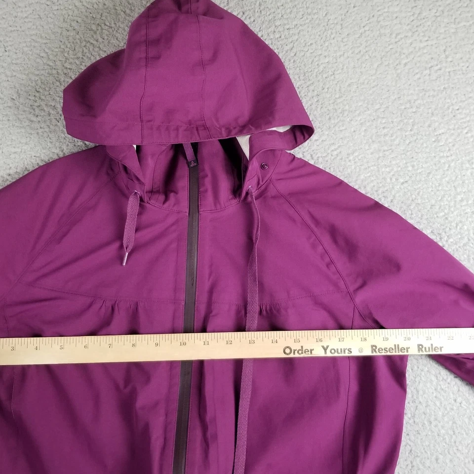 Chaqueta cortavientos Prana Eliza para mujer grande para lluvia púrpura con cinturón impermeable Foto 4 de 4