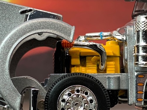 1/64 DCP SILVER PETERBILT 379 W/ 63" MID ROOF SLEEPER W/ WHALE TAIL - Picture 3 of 6