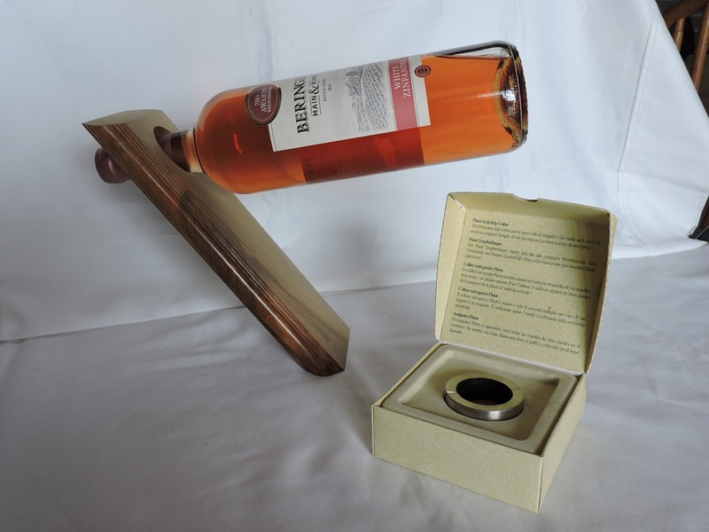 Wood Slant Wine Bottle Holder and Villeroy & Boch Pinot Anti-Drip Collar