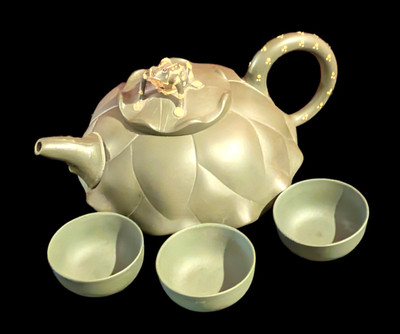 CHINESISCHE YIXING GRÜNE KERAMIK FROSCH TEEKANNE & DREI TASSENZisha Ton 20. Jh. Vintage