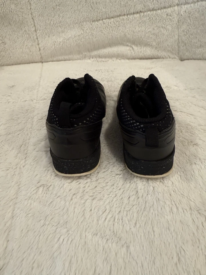 Zapatilla deportiva Under Armour para niños pequeños talla 9K Steph Curry 2 blanco y negro.  Foto 4 de 4