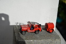 Voiture miniature 1/43 Pompiers JEEP Willys avec personnages +remorque-reservoir