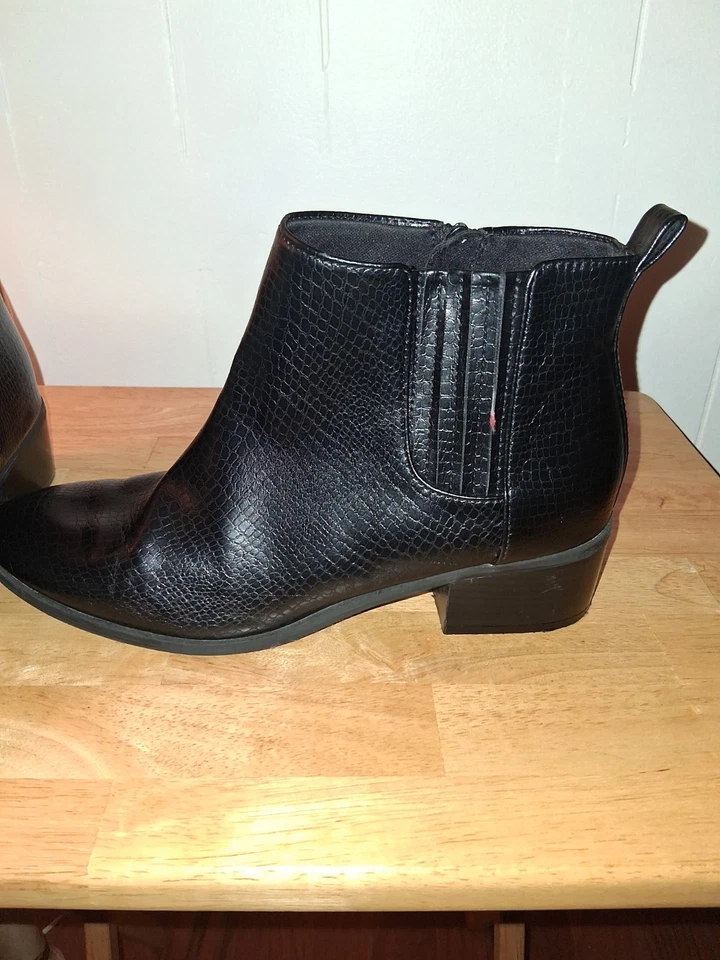 Botín de cuero negro Old Navy para mujer Foto 2 de 4