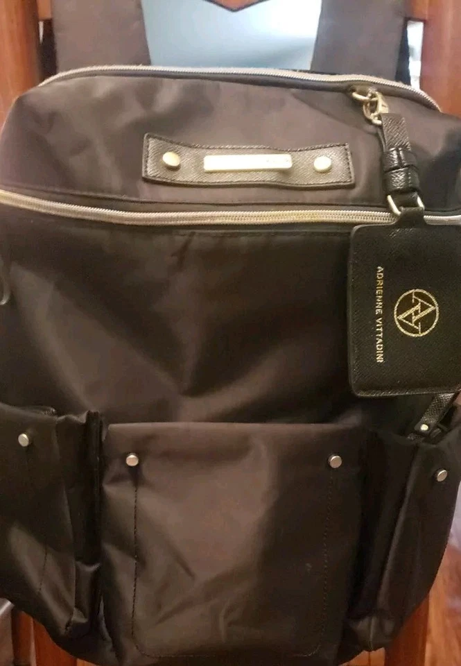 Mochila Adrianne Vittadino negra con etiqueta de equipaje  Foto 2 de 4