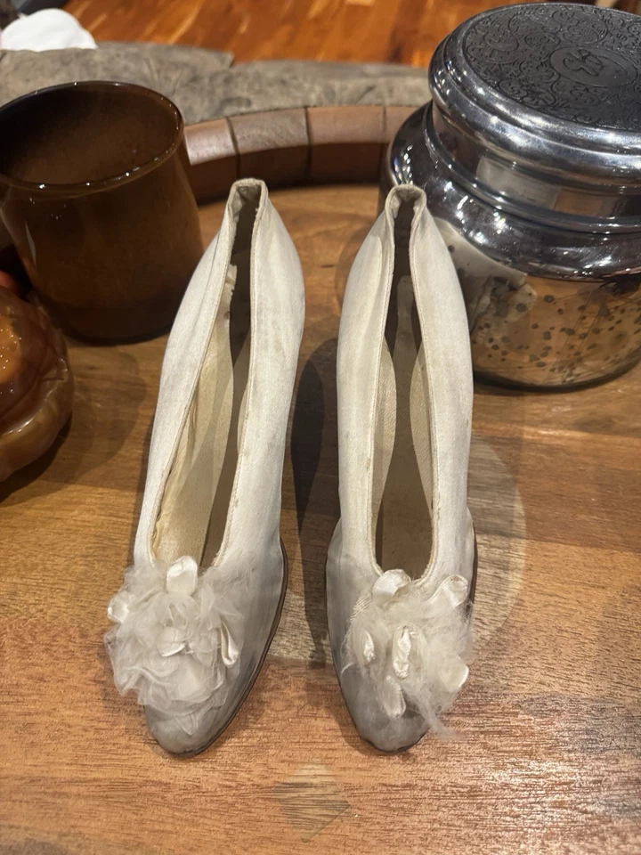Antiguos zapatos de boda eduardianos de seda con zapatos elásticos nupciales Foto 3 de 4