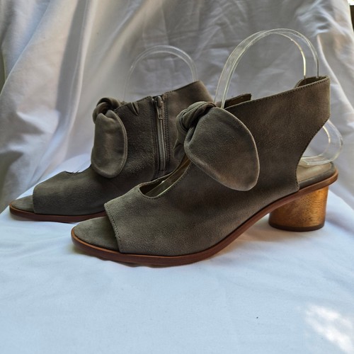 Bernardo Womens Lizzie Sandals 7 Taupe Suede Peep Toe Slingback Heels Cottage - Picture 2 of 11