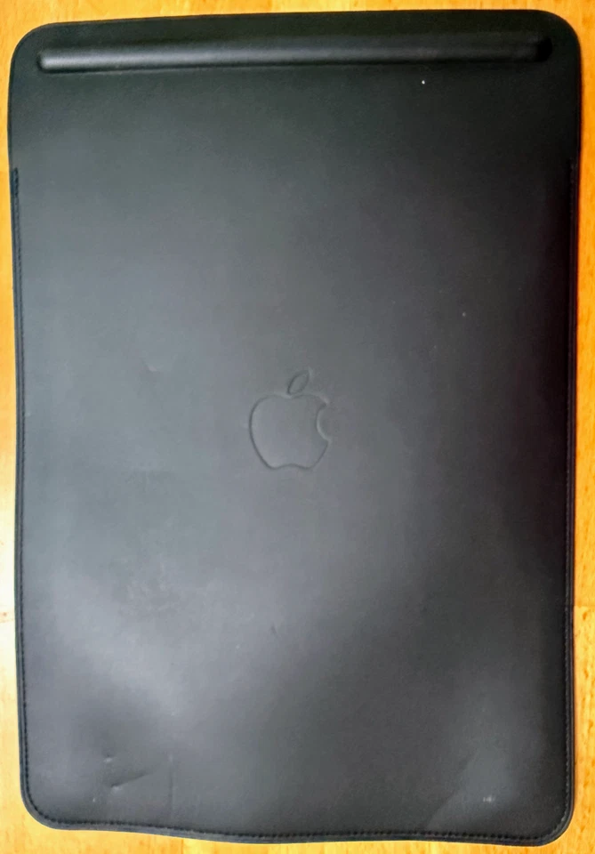 Official Apple Leather Sleeve for iPad Pro 10.5" (2Gen. 2017) Black MPU62ZM/A - Image 2 of 2