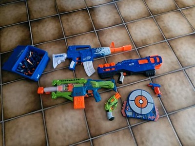 Diverse Nerf Blaster Gewehre mit Zielscheibe und Darts