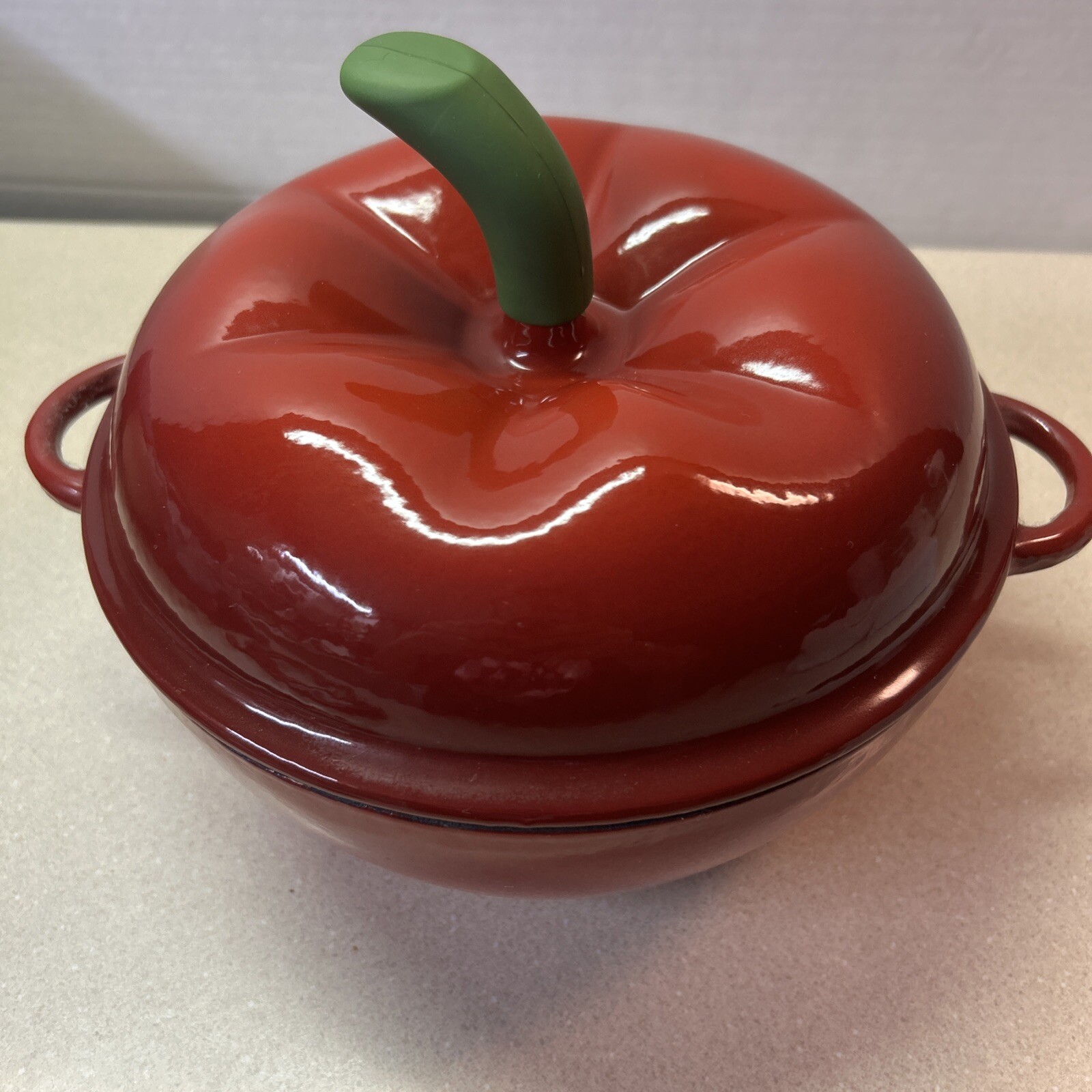 NEWUS Technique Apple Enameled Cast Iron Dutch Oven Casserole Lid 2qtWith Trivet