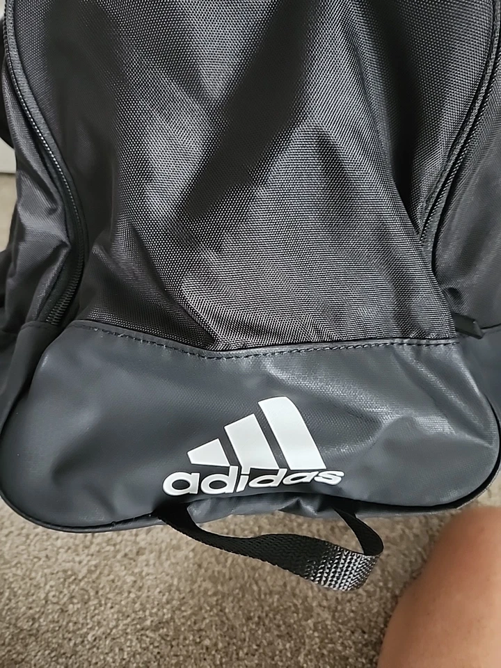 Bolsa de ginástica Adidas Defender IV pequena - MARCA NOVA COM ETIQUETAS com alça de ombro - Imagem 3 de 4
