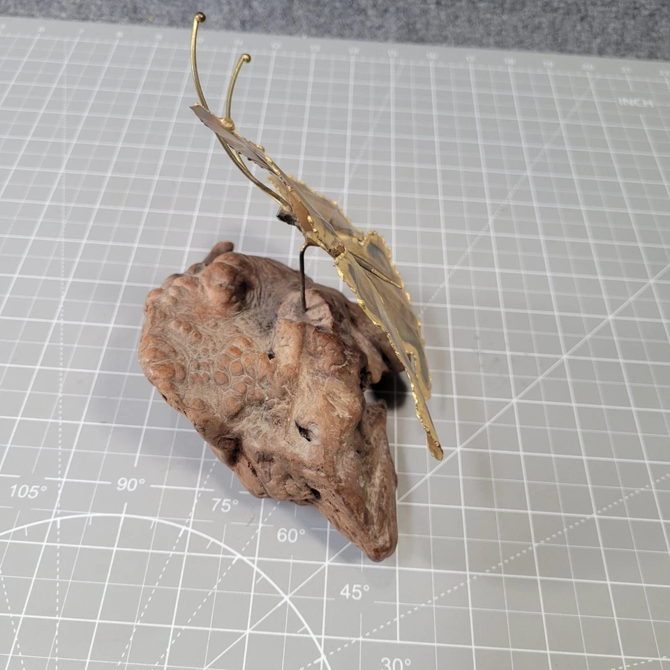 Escultura de mariposa de latón vintage con base de madera a la deriva de mediados de siglo arte moderno hecho a mano Foto 2 de 4