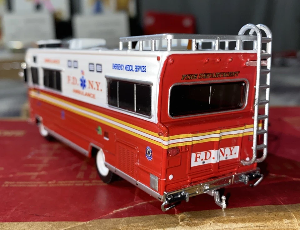 1-1 Kitbash 1/64 FDNY RESCUE AMBULANCE NEW YORK FIRE DEPARTMENT 1-1 Custom Made - Image 4 of 4