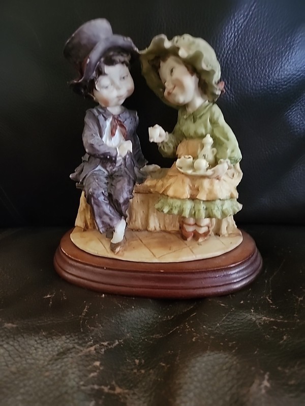 Giuseppe Armani Style Vintage Couple On A Bench Having Tea Resin Figurine