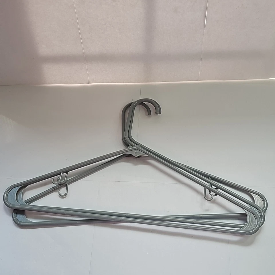 Juego de 3 perchas de plástico grises grises Merrick 16,5" de largo 9,5" de alto Foto 4 de 4