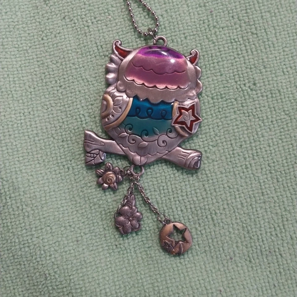 ¡Adorable! Colgante Ganz de búho de colores estaño y plata, resina de colores y dijes Foto 3 de 3
