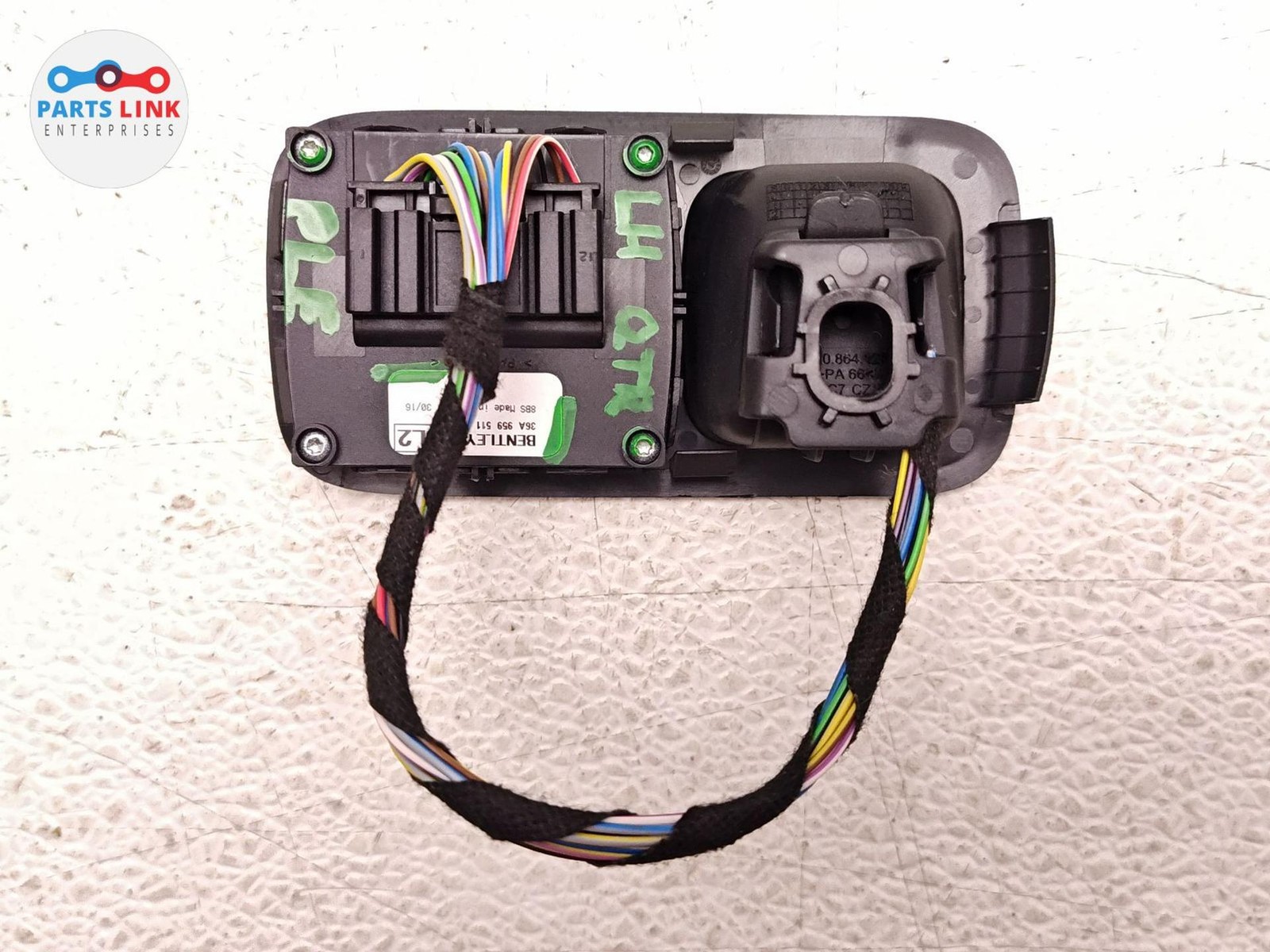 2016-20 BENTLEY BENTAYGA REAR SUSPENSION LOAD LEVEL SWITCH BUTTONS PLUG SET 636