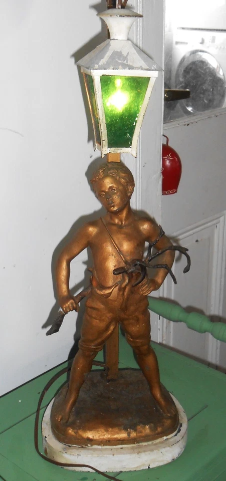 Antigua lámpara francesa de bronce con escultura de niño vidrio verde firmada Foto 2 de 4