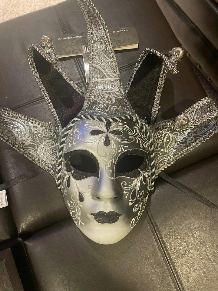 Máscara Bufón Arlequín Dama Masqarae Nueva con Etiquetas - Plata y Negro Brillo Estilo Veneciano Foto 3 de 4