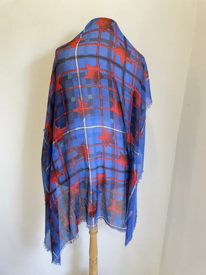 AS9# Tommy Hilfiger Mujer Ligero Cuadros Estampado de Estrellas Bufanda Azul Rojo Flecos Foto 3 de 4