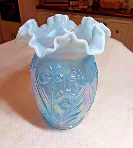 MARKED FENTON 1997 MISTY BLUE OPALESCENT DAFFODIL VASE. (READ CONDITION REPORT)