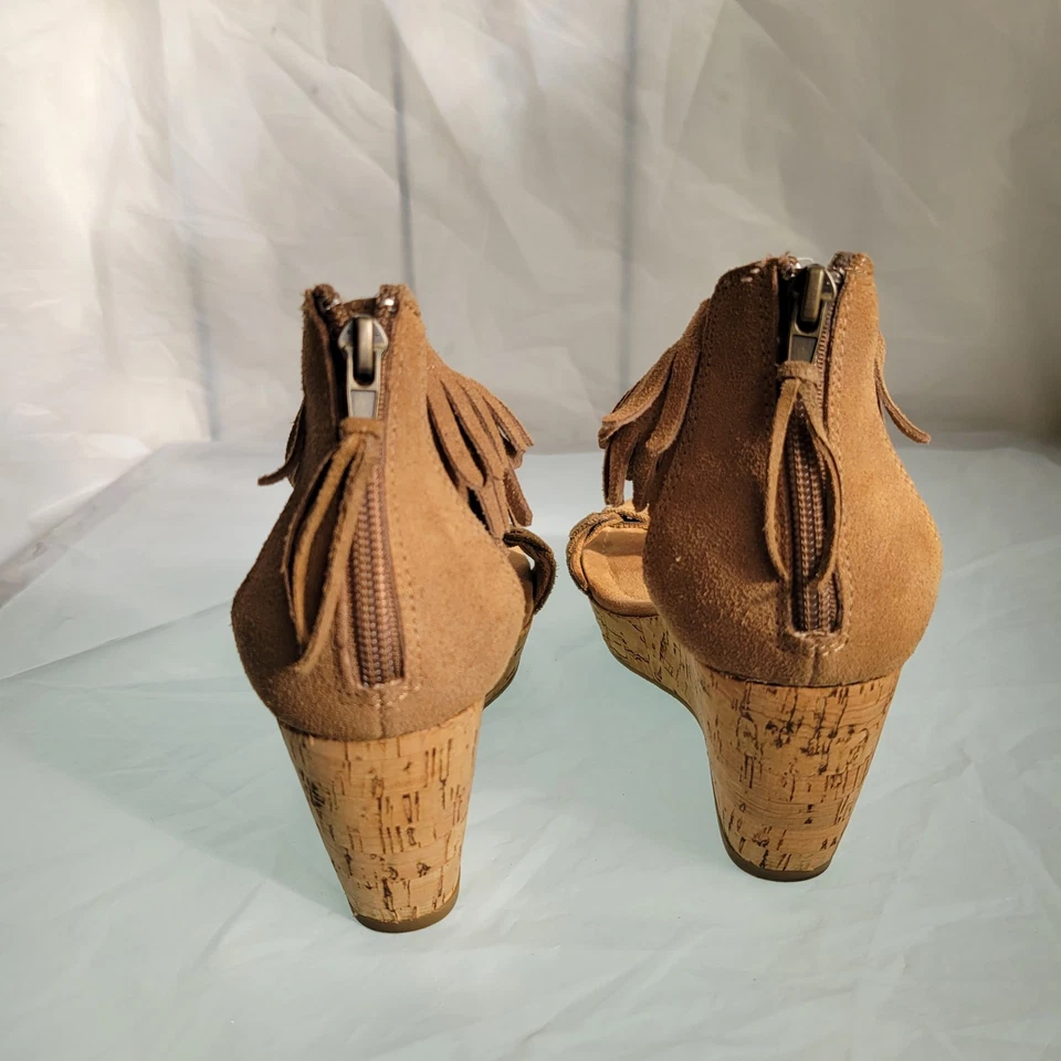 Sandalias de cuña Minnetonka Nikki con flecos de gamuza corcho para mujer talla 7 marrón boho Foto 3 de 4