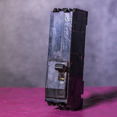 Square D Q12100 Circuit Breaker   100 Amp   Good State