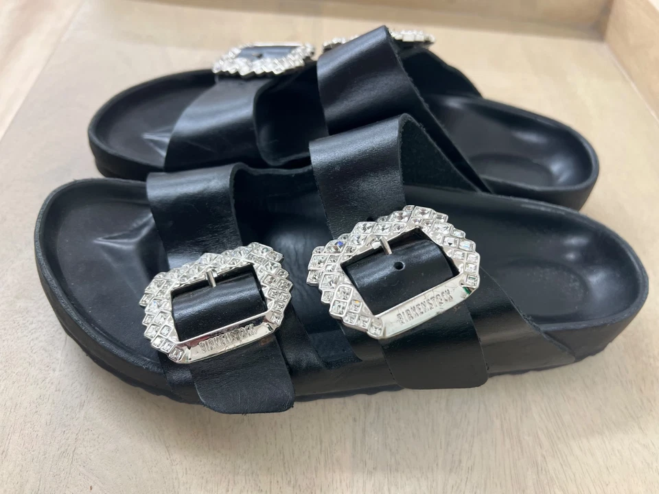 Sandália Manolo Blahnik Birkenstock Arizona fivela de cristal pulseira de couro preto 38 - Imagem 4 de 4