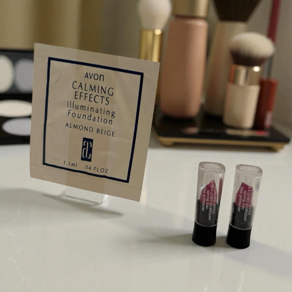 Base iluminadora Avon Calming Effects beige almendra y muestras de lápiz labial Foto 3 de 4