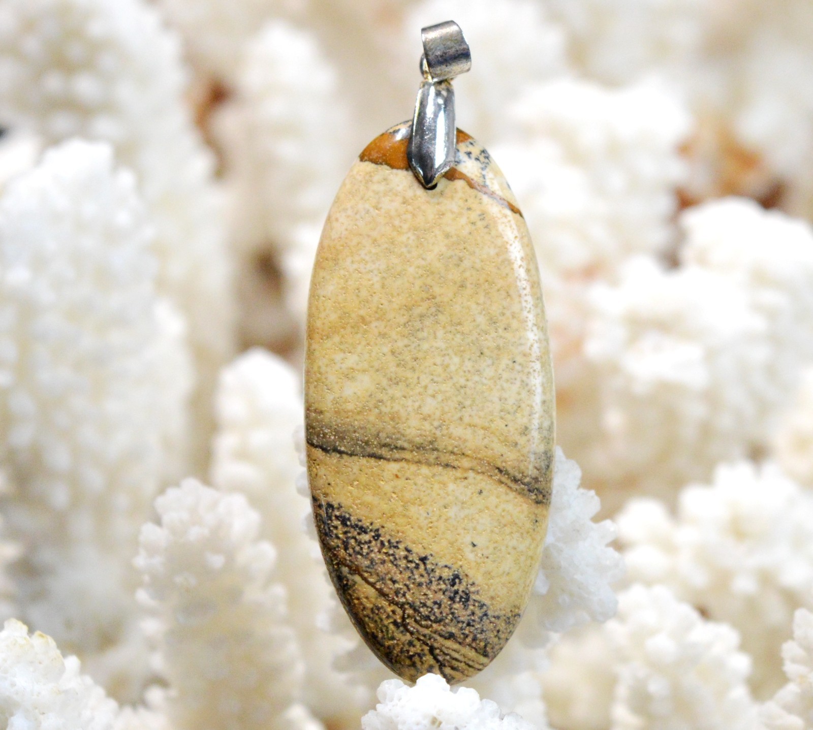 Jaspe paysage de 52 carats, le pendentif en pierre naturelle qui raconte un voyage en Namibie