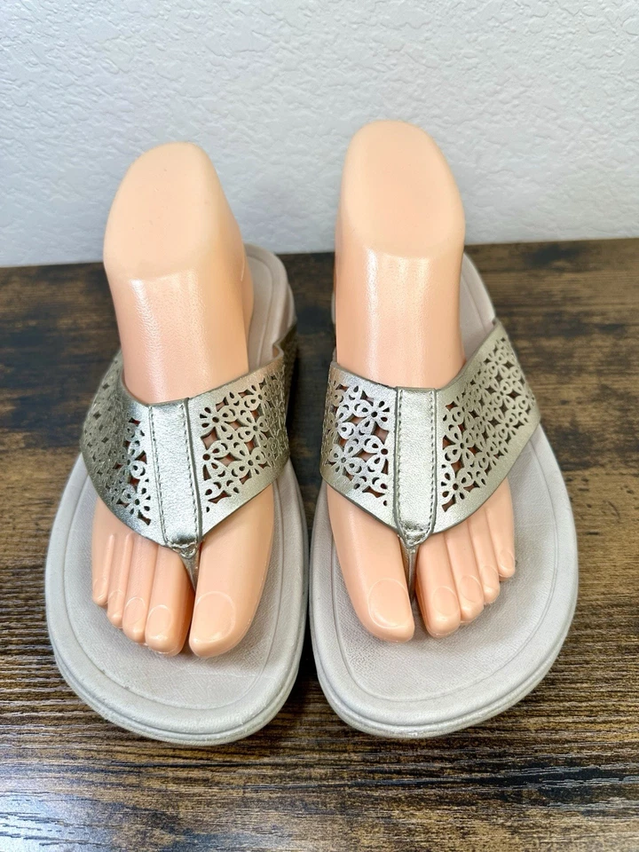 Sandalias Fitflop Surfa Enrejado Cuero Plateado/Dorado Chanclas Cómodas Florales Foto 4 de 4