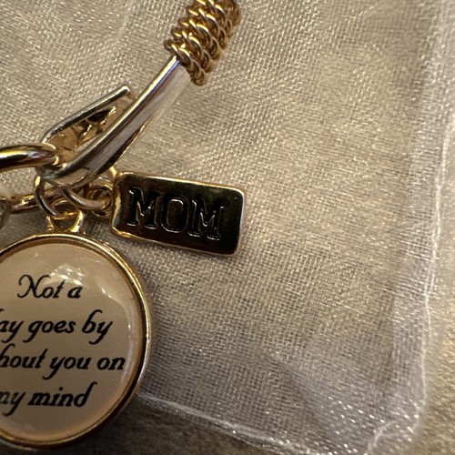 BRAZALETE BRAZALETE CON ENCANTO MEMORIAL MOM IS IN HEAVEN MEMORIAL LOSS - Imagen 3 de 6