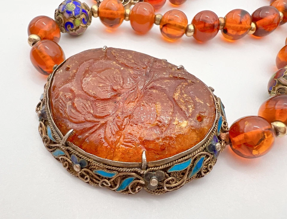 旧中国镀金银雕刻蜂蜜干邑波罗的海琥珀斑块珐琅项链 — 第 3/4 张图片